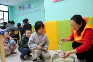 石城县铜锣湾易地扶贫搬迁安置社区青年之家开展“食饺庆冬至”活动。冬至将至，一起吃碗热气腾腾的饺子吧！