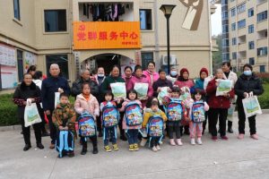 寒冬传温暖，红色耀社区|琴江镇：一老一小携手行，同心共绘中国红