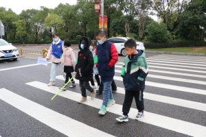 巾帼护航·守护未来|和仁社工开展​“让爱来·让碍走”主题活动