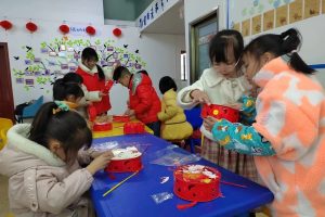 【社工站动态】巧手做灯笼，欢乐迎新年