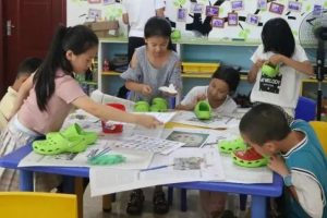 爱暖暑假·伴童成长|东城儿童服务站开展洞洞鞋DIY活动