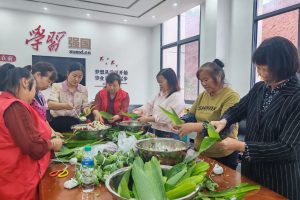 珠坑乡开展“端午敬老暖’食’光 · 健康知识’粽’相伴”端午节活动