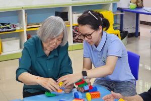 东城儿童服务站|指尖上的“家”油站！这场乐高“银发局”笑声不断，拼出晚年好时光