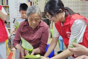 东城儿童服务站|当小手遇上老手·粽香里的温情接力