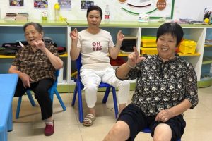 东城儿童服务站|指缝间的“暖”心局！这场银发“养生局”其乐融融