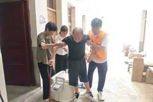 【品牌项目进展】暖心防跌包进村！翻山冒雨，为乡村老人筑牢居家安全防线
